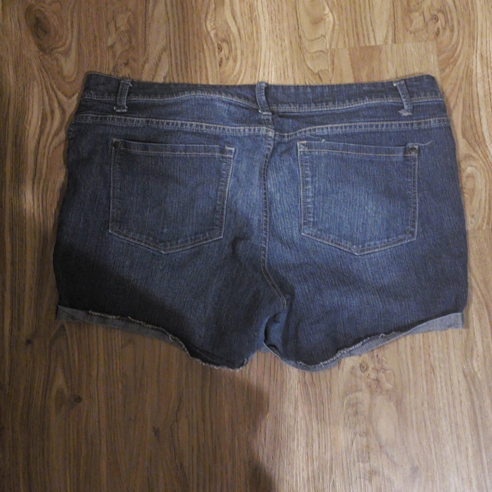 Shorts - Picture 3 of 3